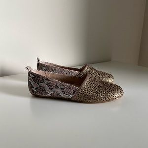 NWOT House of Harlow 1960 Stud Kye Flat